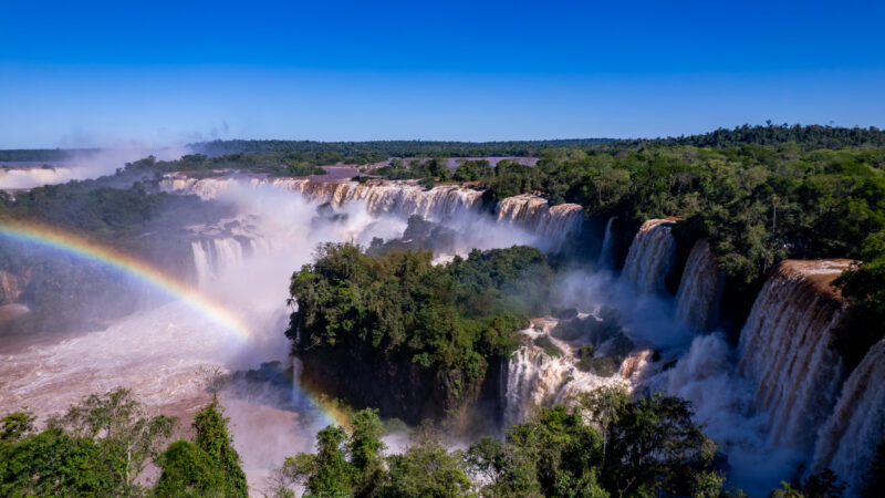 El caudal del rio Iguazú baja y habitan el circuito superior en Cataratas
