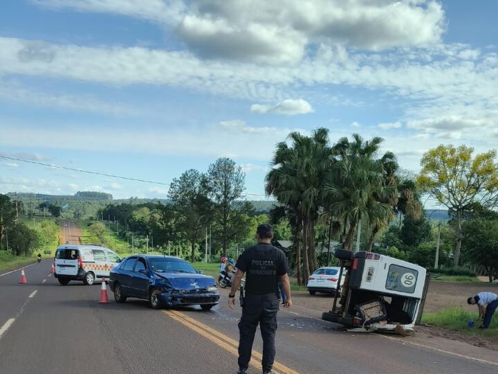 Utilitario volcó tras un choque en Wanda