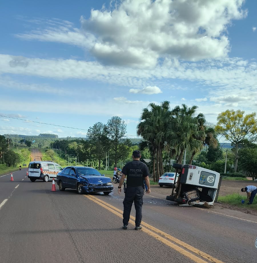 Utilitario volcó tras un choque en Wanda