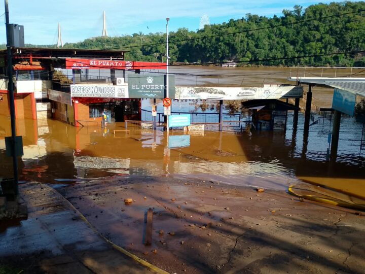 Los ríos bajan lentamente en la triple frontera y el puerto continúa cerrado