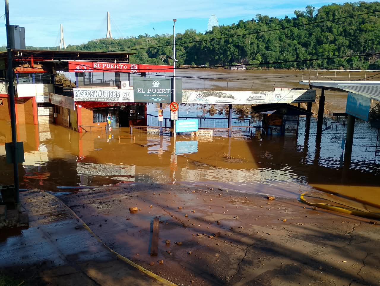 Los ríos bajan lentamente en la triple frontera y el puerto continúa cerrado