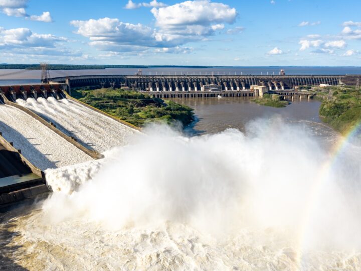 Itaipu mantiene los vertederos abiertos, pero el rio continúa descendiendo de forma lenta