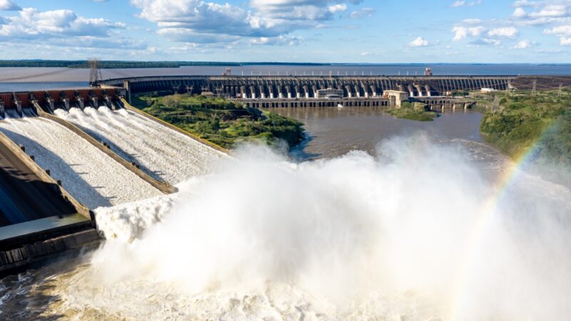 Itaipu mantiene los vertederos abiertos, pero el rio continúa descendiendo de forma lenta