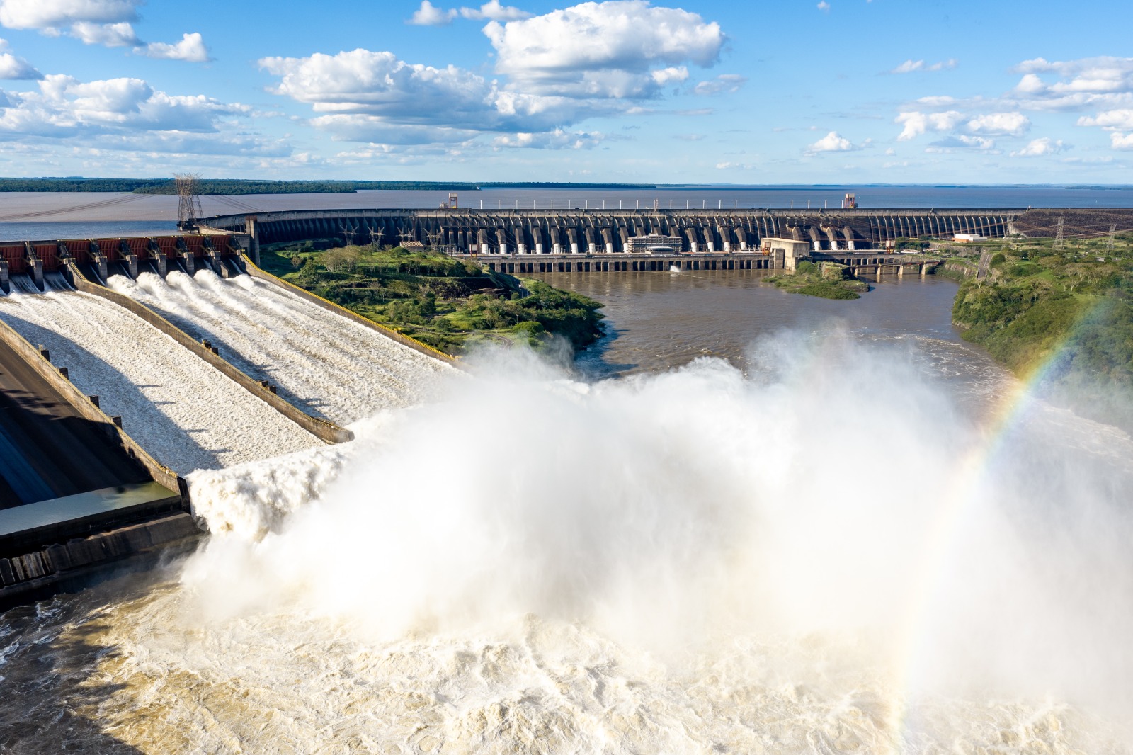 Itaipu mantiene los vertederos abiertos, pero el rio continúa descendiendo de forma lenta