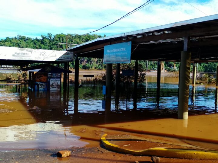 Los ríos Iguazú y Paraná volvieron a subir, los pasos de frontera permanecen cerrados