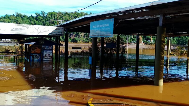 Los ríos Iguazú y Paraná volvieron a subir, los pasos de frontera permanecen cerrados