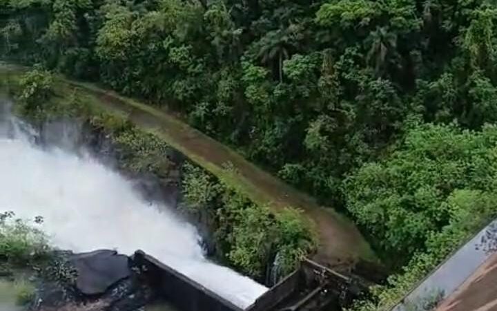 La represa Urugua-í abrió el descargador de fondo ante las copiosas precipitaciones previstas