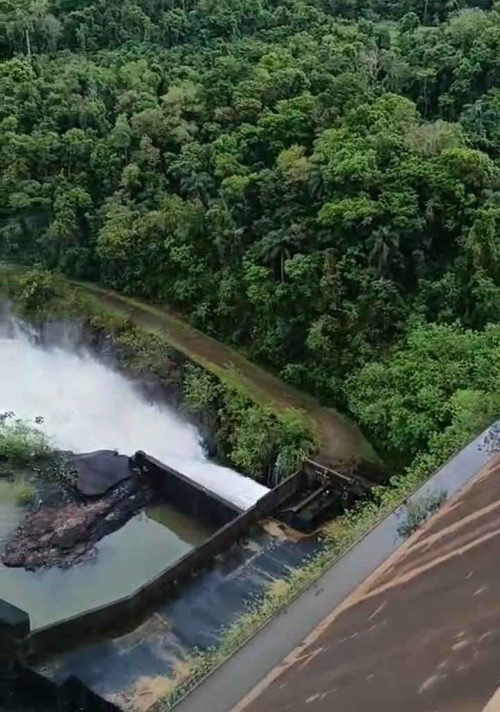 La represa Urugua-í abrió el descargador de fondo ante las copiosas precipitaciones previstas