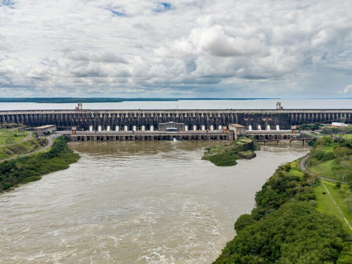 Itaipú cierra el vertedero tras 26 días y mantiene el control de la crecida del río Paraná