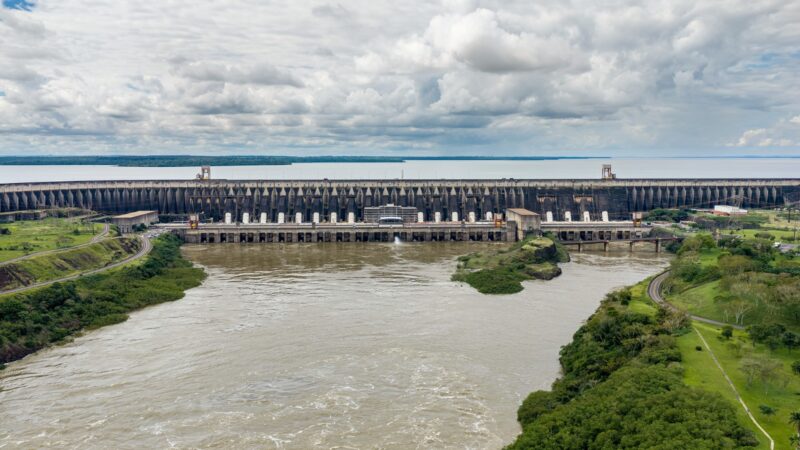 Itaipú cierra el vertedero tras 26 días y mantiene el control de la crecida del río Paraná