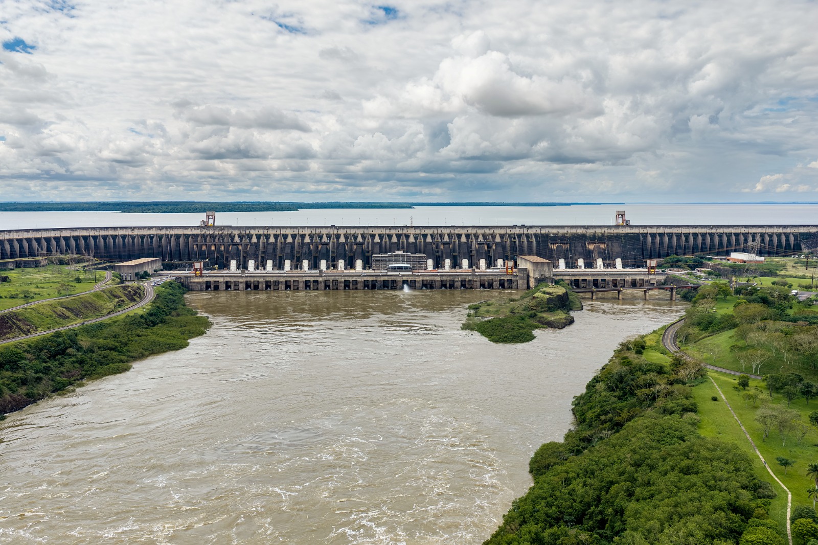 Itaipú cierra el vertedero tras 26 días y mantiene el control de la crecida del río Paraná