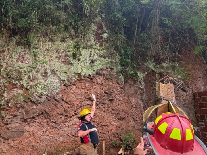Niño de 11 años despistó con una motocicleta y cayó en un barranco