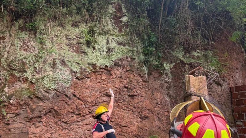 Niño de 11 años despistó con una motocicleta y cayó en un barranco